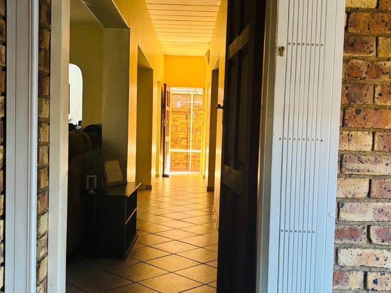 3 Bedroom Apartment with 2 Bathrooms For Sale in Zwartkop, Centurion - Photo 6