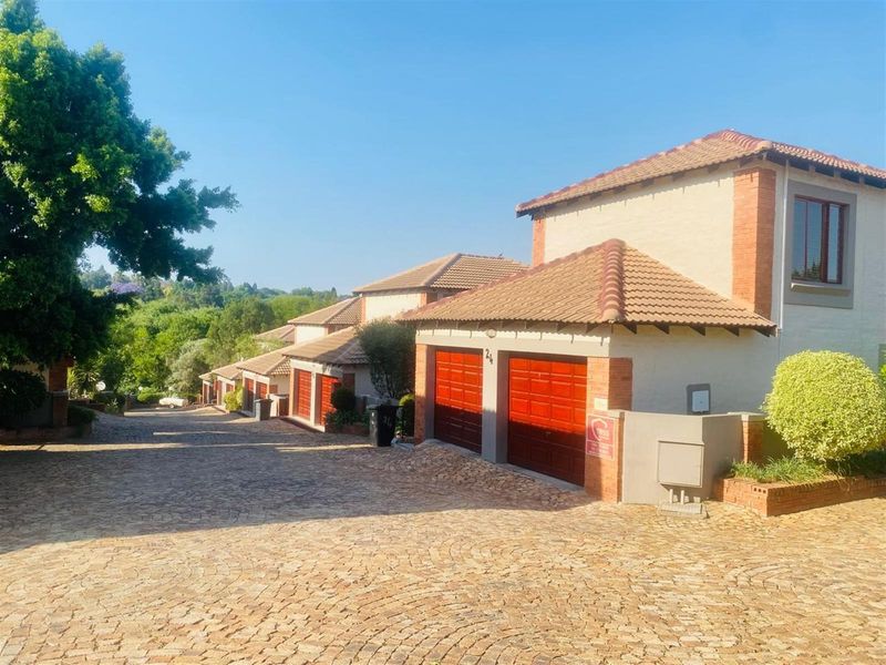 Townhouse For Sale in Sundowner, Randburg - Photo 4