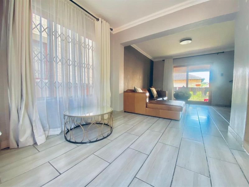 Townhouse For Sale in Sundowner, Randburg - Photo 6