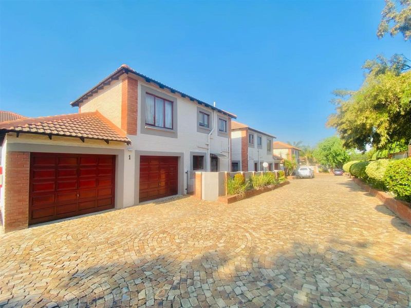 Townhouse For Sale in Sundowner, Randburg - Photo 1