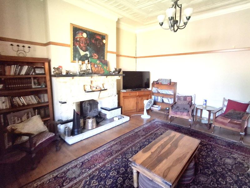 LARGE CHARACTER HOME ON AN EXTRA LARGE STAND- GREAT KENSINGTON LOCATION - Photo 7