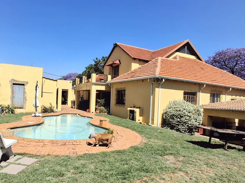 LARGE CHARACTER HOME ON AN EXTRA LARGE STAND- GREAT KENSINGTON LOCATION - Photo 2