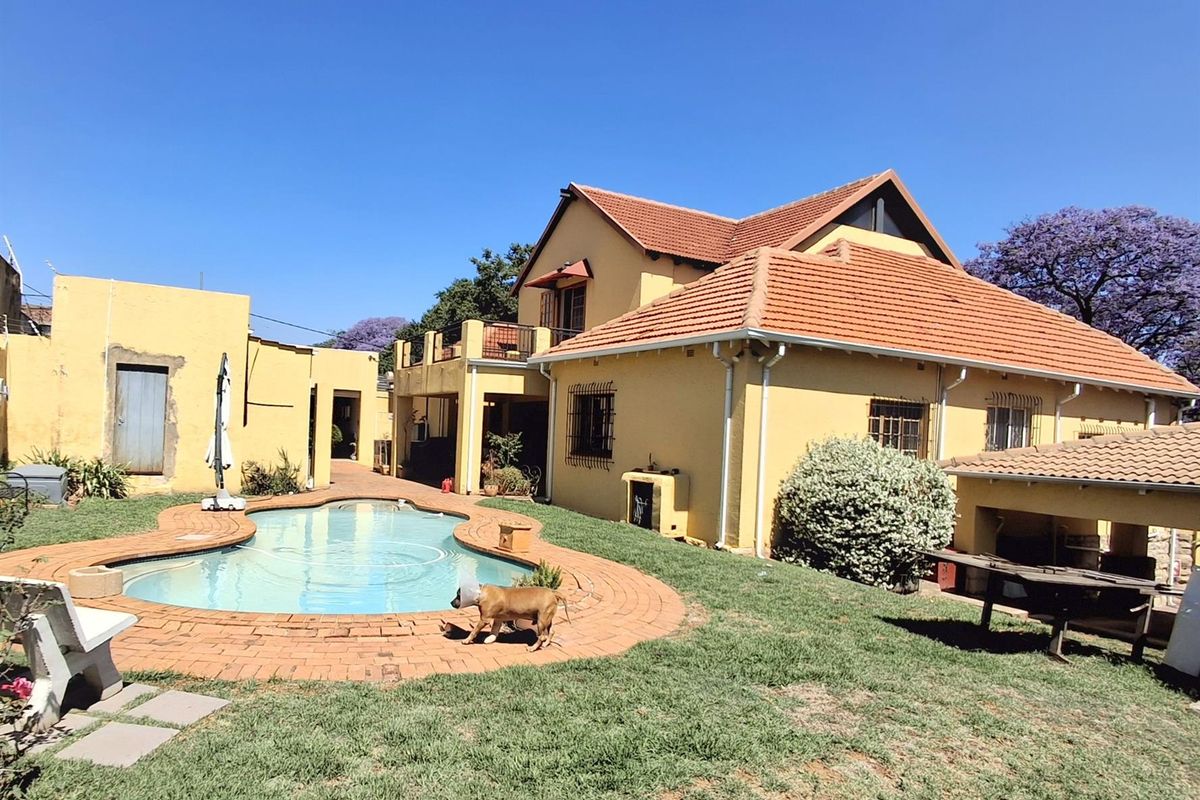 LARGE CHARACTER HOME ON AN EXTRA LARGE STAND- GREAT KENSINGTON LOCATION - Photo 2