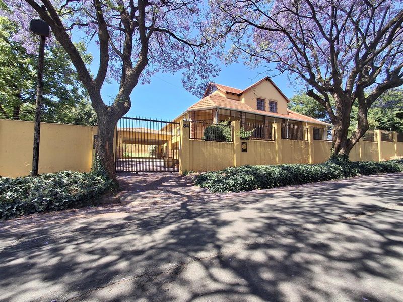 LARGE CHARACTER HOME ON AN EXTRA LARGE STAND- GREAT KENSINGTON LOCATION - Photo 3