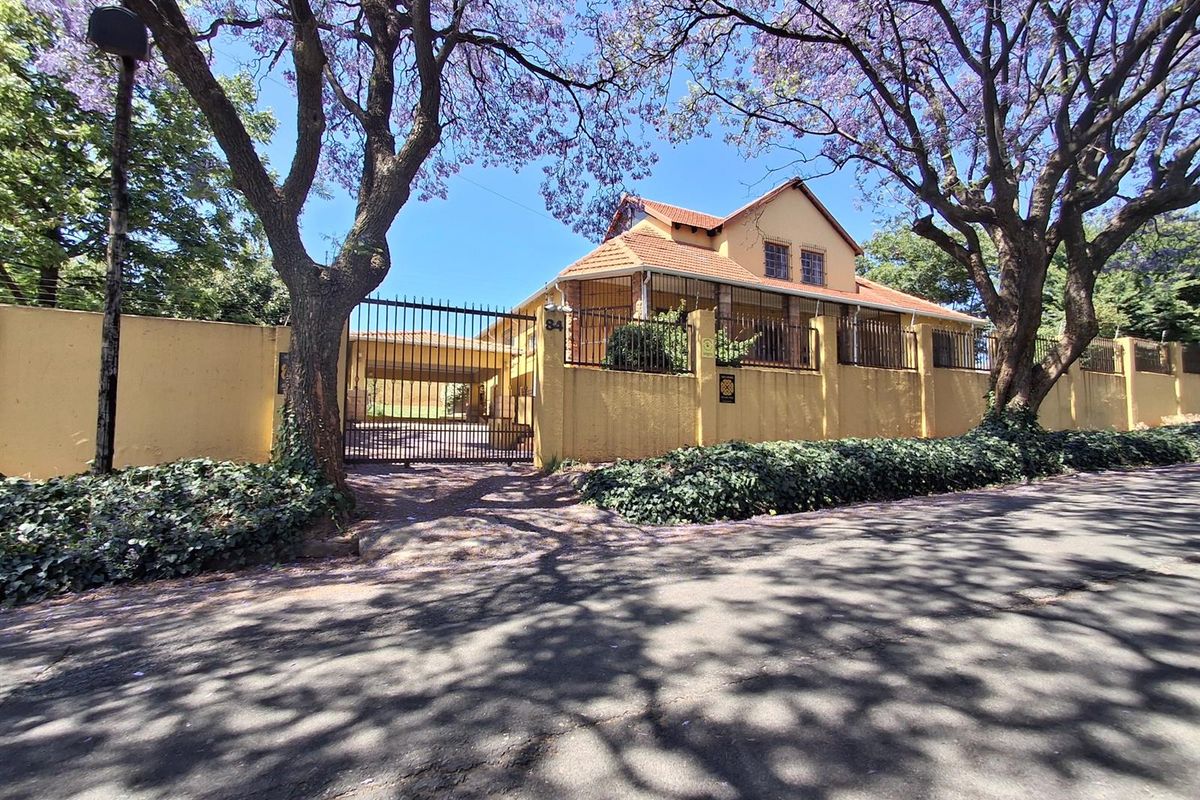 LARGE CHARACTER HOME ON AN EXTRA LARGE STAND- GREAT KENSINGTON LOCATION - Photo 3