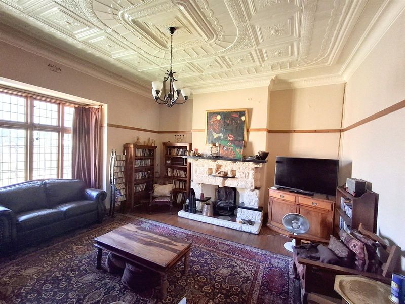 LARGE CHARACTER HOME ON AN EXTRA LARGE STAND- GREAT KENSINGTON LOCATION - Photo 6