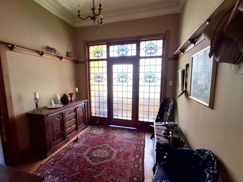 LARGE CHARACTER HOME ON AN EXTRA LARGE STAND- GREAT KENSINGTON LOCATION - Photo 4