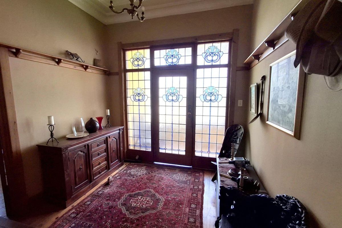 LARGE CHARACTER HOME ON AN EXTRA LARGE STAND- GREAT KENSINGTON LOCATION - Photo 4