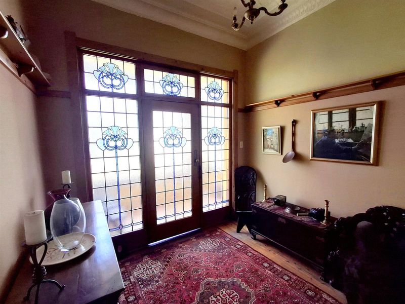 LARGE CHARACTER HOME ON AN EXTRA LARGE STAND- GREAT KENSINGTON LOCATION - Photo 5