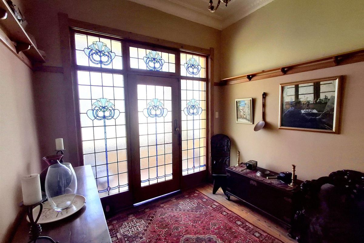 LARGE CHARACTER HOME ON AN EXTRA LARGE STAND- GREAT KENSINGTON LOCATION - Photo 5