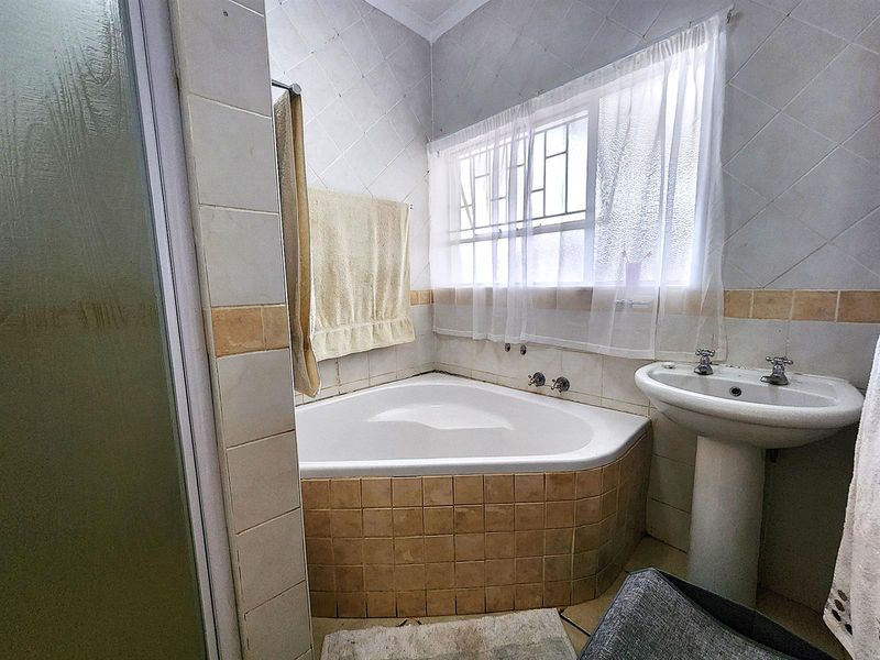 Family Comfort Meets Entertainer’s Dream in Tranquil Aqua Park - Photo 6