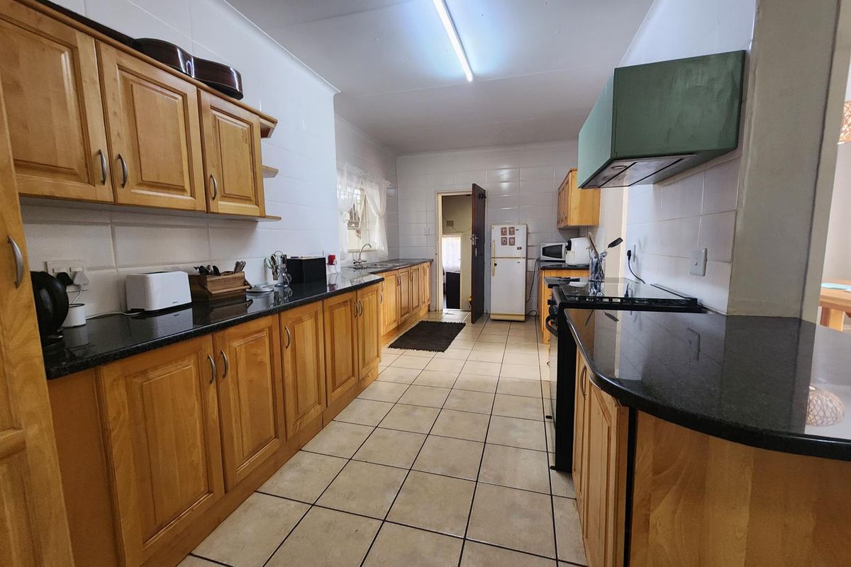 Family Comfort Meets Entertainer’s Dream in Tranquil Aqua Park - Photo 4