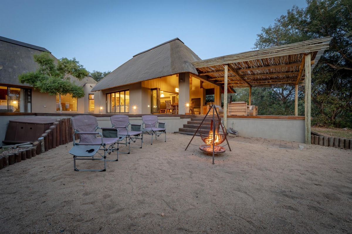 House and vacant stand with traverse for sale in Raptors View Wildlife Estate, Hoedspruit - Photo 2