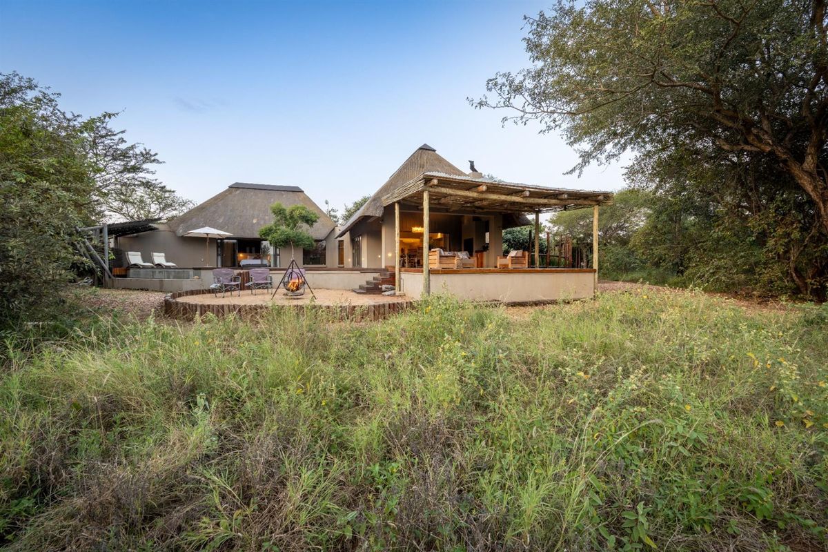 House and vacant stand with traverse for sale in Raptors View Wildlife Estate, Hoedspruit - Photo 3