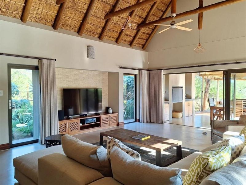 House and vacant stand with traverse for sale in Raptors View Wildlife Estate, Hoedspruit - Photo 10