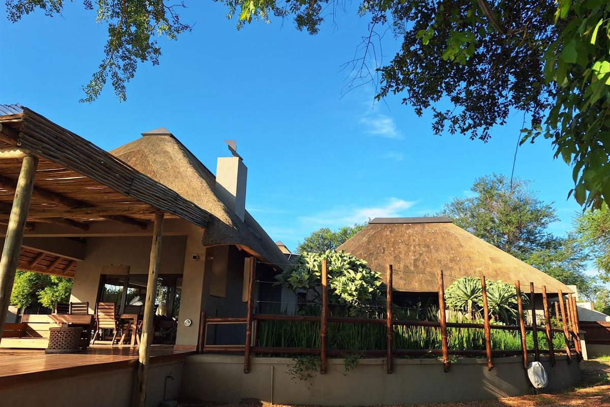 House and vacant stand with traverse for sale in Raptors View Wildlife Estate, Hoedspruit - Photo 3