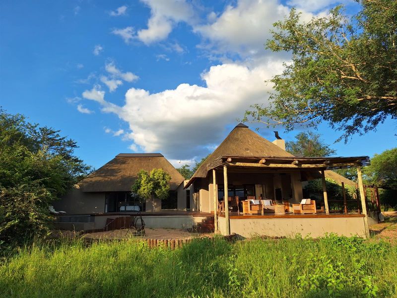 House and vacant stand with traverse for sale in Raptors View Wildlife Estate, Hoedspruit - Photo 2