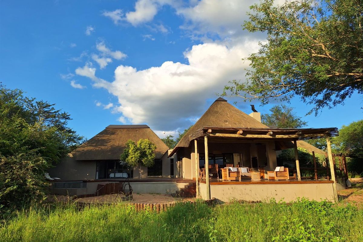 House and vacant stand with traverse for sale in Raptors View Wildlife Estate, Hoedspruit - Photo 2