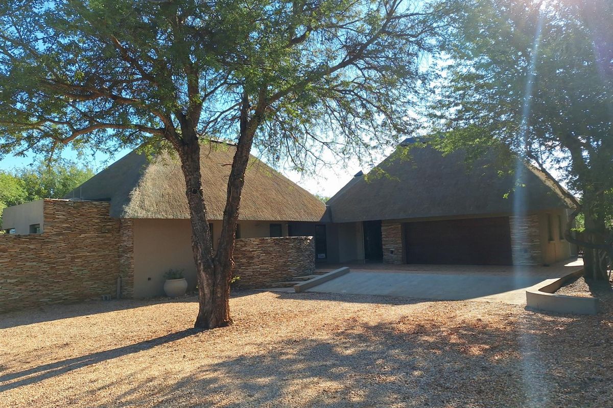 House and vacant stand with traverse for sale in Raptors View Wildlife Estate, Hoedspruit - Photo 4