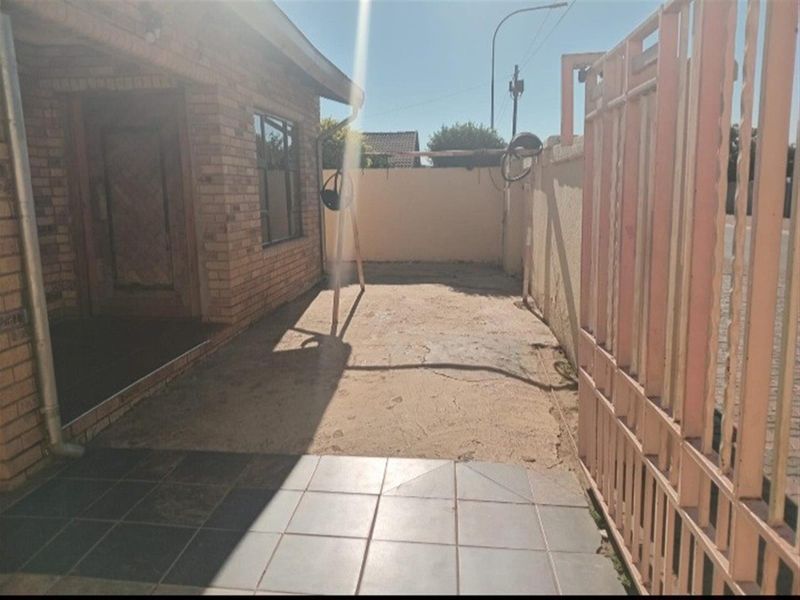 House For Sale in Protea Glen, Johannesburg - Photo 7