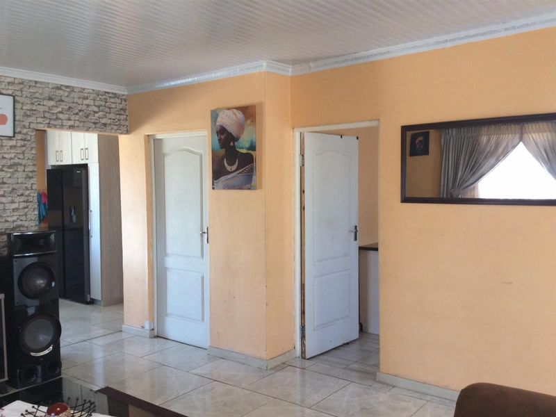 House For Sale in Kwanobuhle, Uitenhage - Photo 2