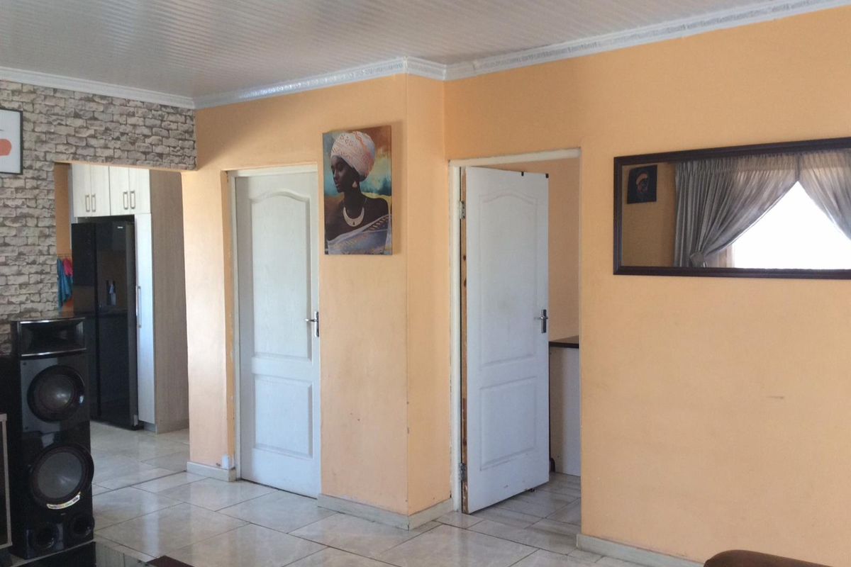 House For Sale in Kwanobuhle, Uitenhage - Photo 2