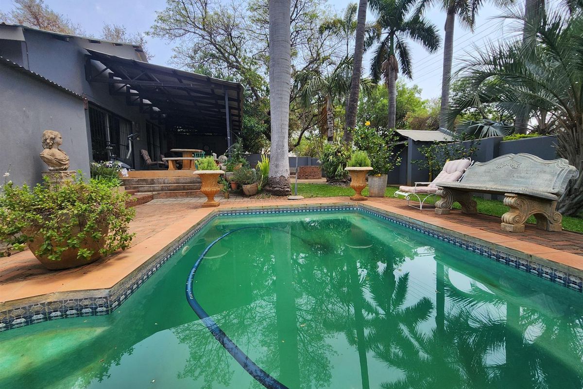 Elegant Family Retreat with Pool and Entertainment Space in the Heart of Letsitele - Photo 2