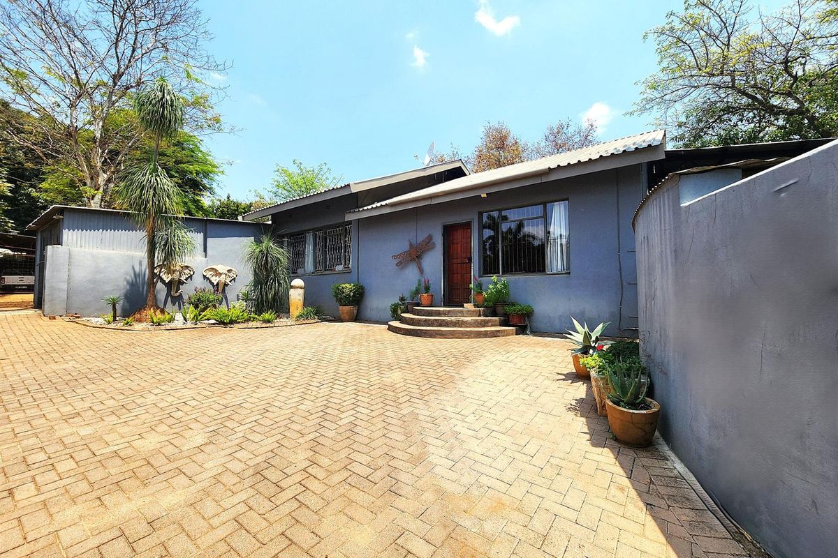 Elegant Family Retreat with Pool and Entertainment Space in the Heart of Letsitele - Photo 4