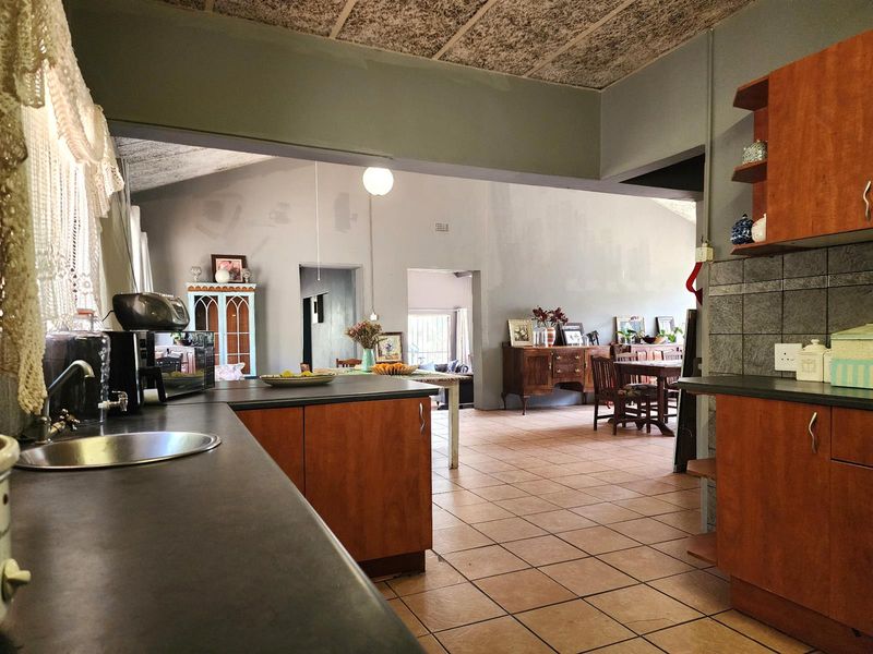 Elegant Family Retreat with Pool and Entertainment Space in the Heart of Letsitele - Photo 10