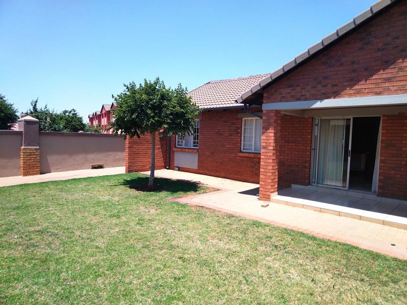 Townhouse For Sale in Monavoni, Centurion - Photo 2