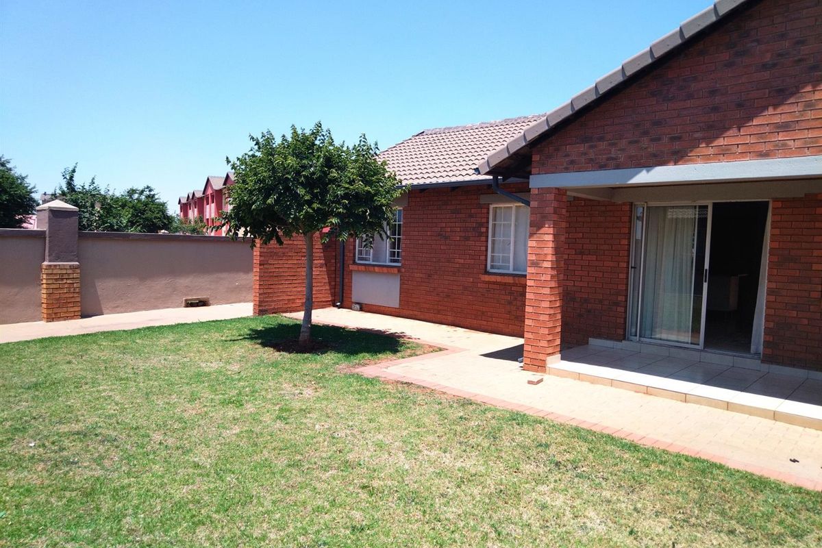 Townhouse For Sale in Monavoni, Centurion - Photo 2