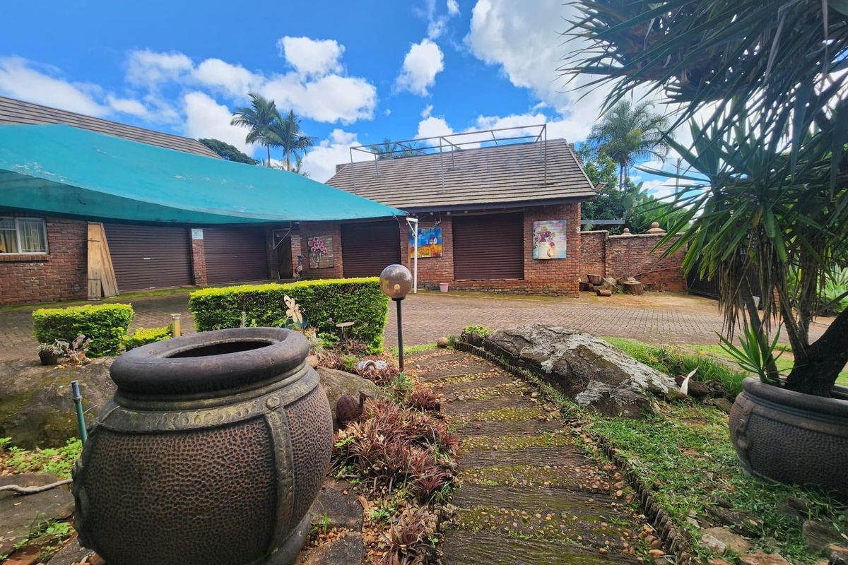 Luxury Family Retreat with Heated Pool, Sauna and Dual-Living Potential in Aqua Park - Photo 2