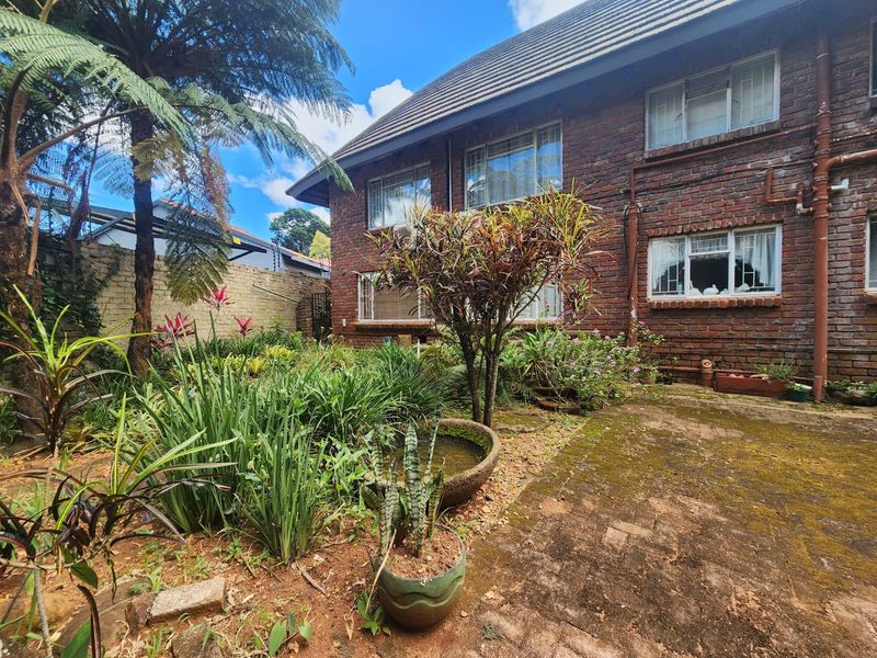 Luxury Family Retreat with Heated Pool, Sauna and Dual-Living Potential in Aqua Park - Photo 1