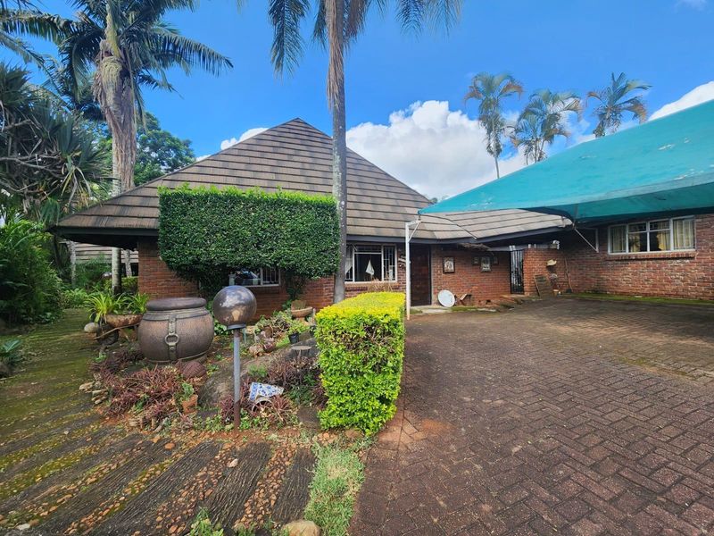 Luxury Family Retreat with Heated Pool, Sauna and Dual-Living Potential in Aqua Park - Photo 2