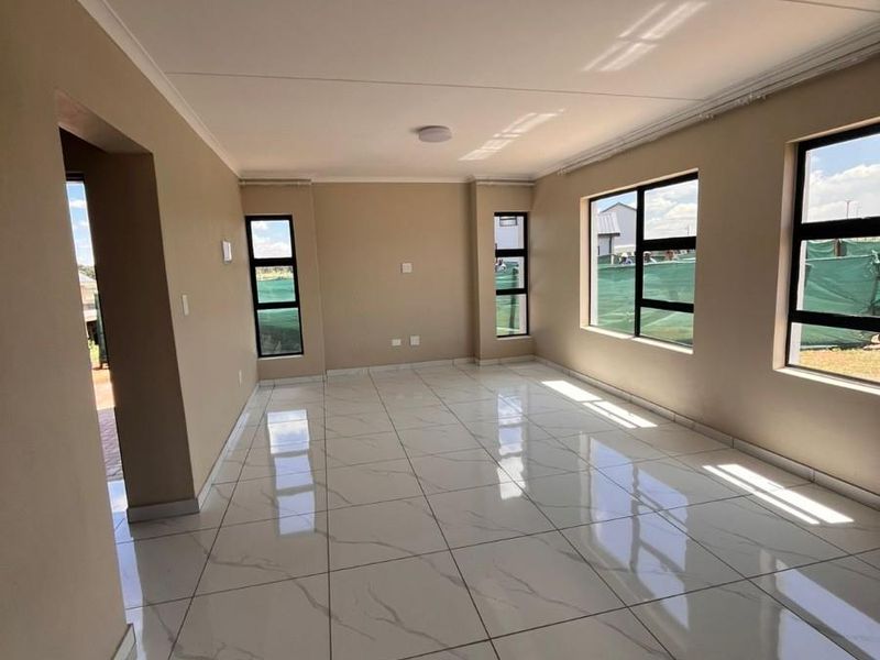 150m2 3-Bed 2.5-Bath Double-Story House in Karino, Nelspruit - Photo 5