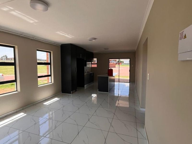 93m2 3-Bed 2.5-Bath Double-Story House in Karino, Nelspruit - Photo 4
