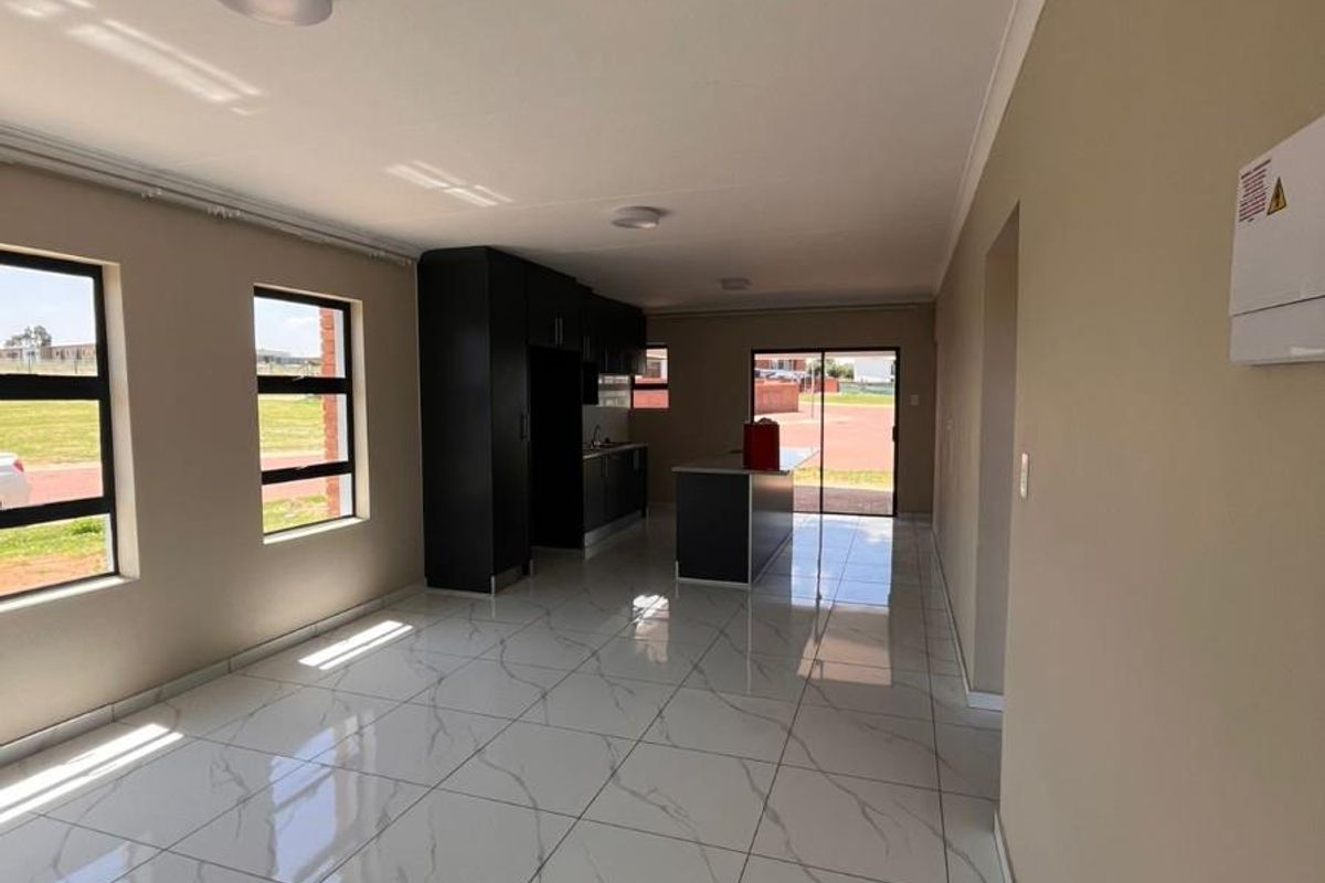 93m2 3-Bed 2.5-Bath Double-Story House in Karino, Nelspruit - Photo 4