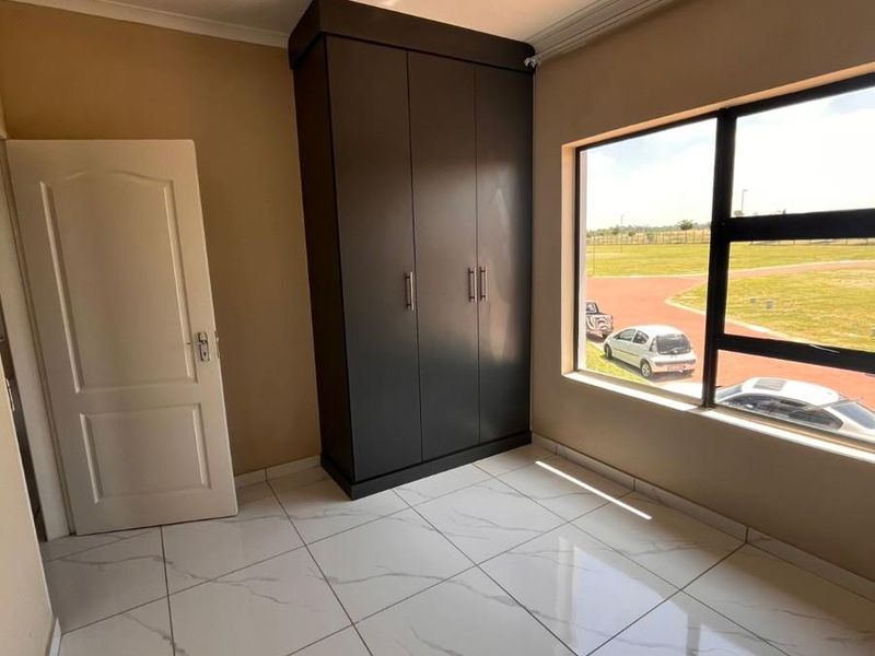 93m2 3-Bed 2.5-Bath Double-Story House in Karino, Nelspruit - Photo 6