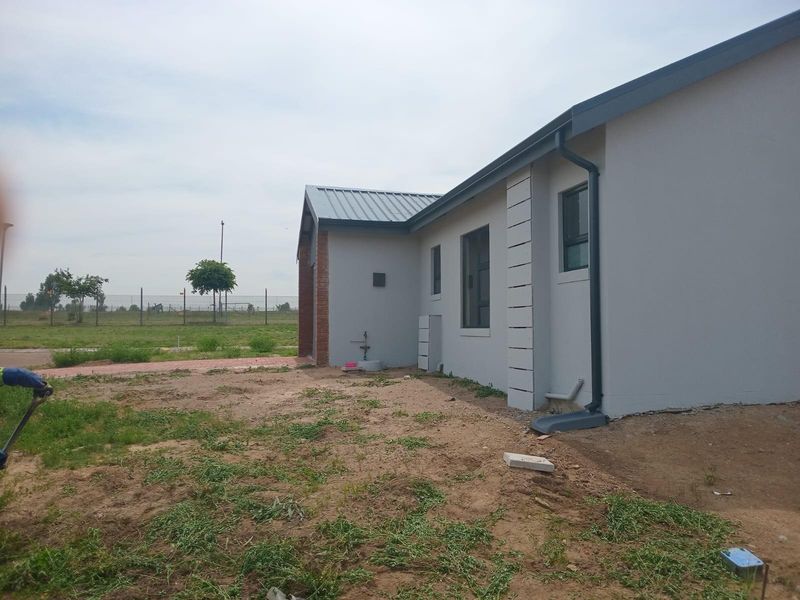 70m2 3-Bed 2 Bath House in Karino, Nelspruit - Photo 4