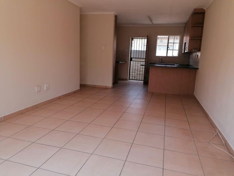 Townhouse For Sale in Heuwelsig Estate, Centurion - Photo 6