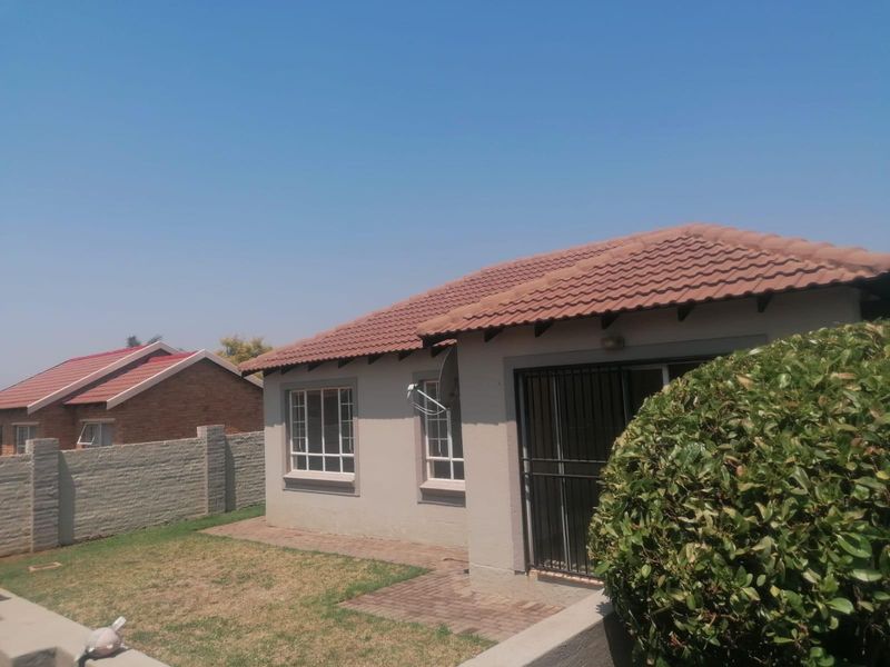 Townhouse For Sale in Heuwelsig Estate, Centurion - Photo 2