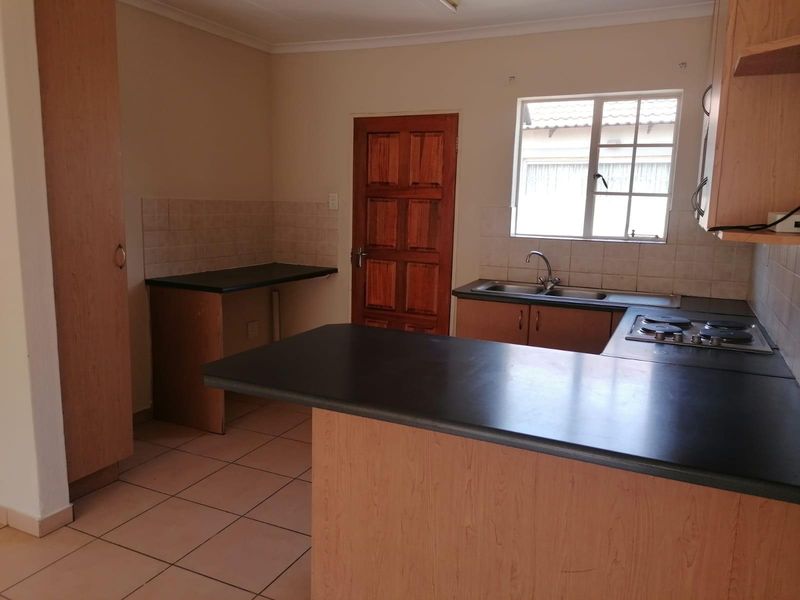 Townhouse For Sale in Heuwelsig Estate, Centurion - Photo 4