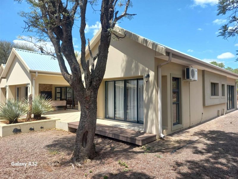 Beautiful 4-bedroom, 3-bathroom family home in Shona Langa for sale - Photo 1