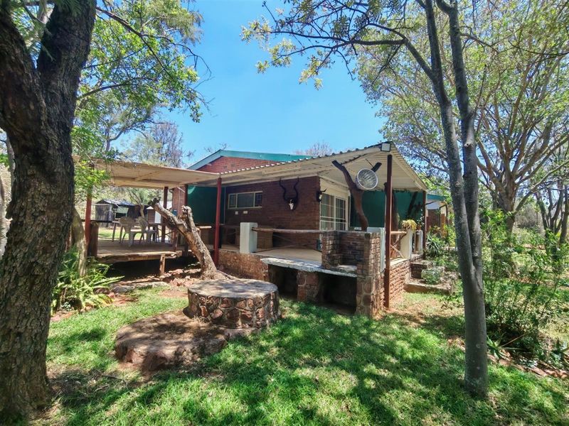 Beautiful 13.9-hectare smallholding with a 4 bedroom house and two flatlets, Modimolle Limpopo - Photo 10