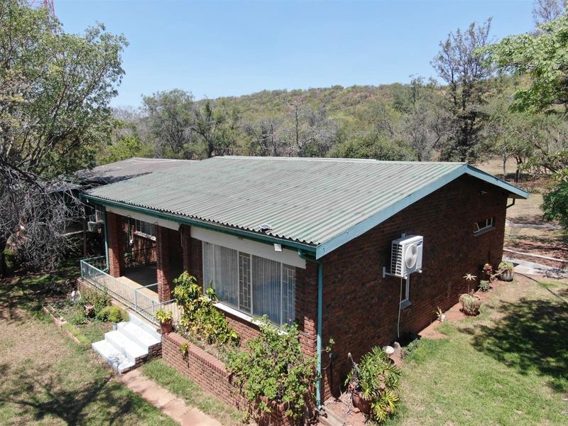 Beautiful 13.9-hectare smallholding with a 4 bedroom house and two flatlets, Modimolle Limpopo - Photo 9