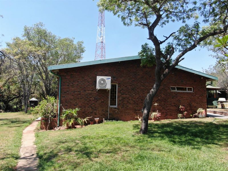 Beautiful 13.9-hectare smallholding with a 4 bedroom house and two flatlets, Modimolle Limpopo - Photo 8