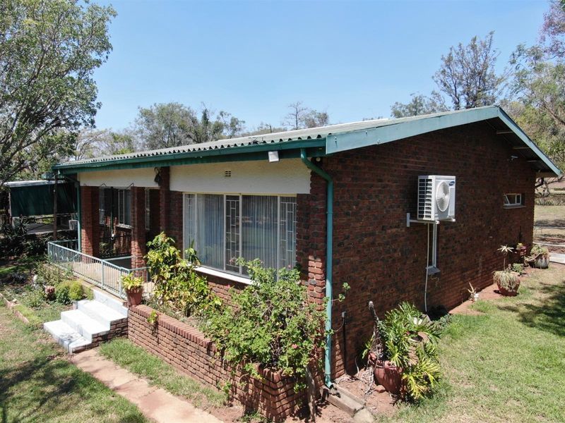 Beautiful 13.9-hectare smallholding with a 4 bedroom house and two flatlets, Modimolle Limpopo - Photo 2