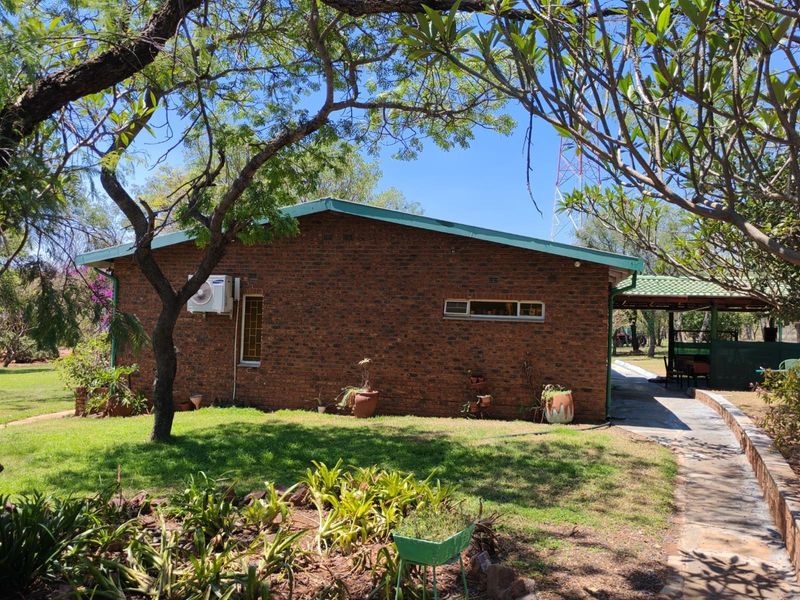 Beautiful 13.9-hectare smallholding with a 4 bedroom house and two flatlets, Modimolle Limpopo - Photo 5