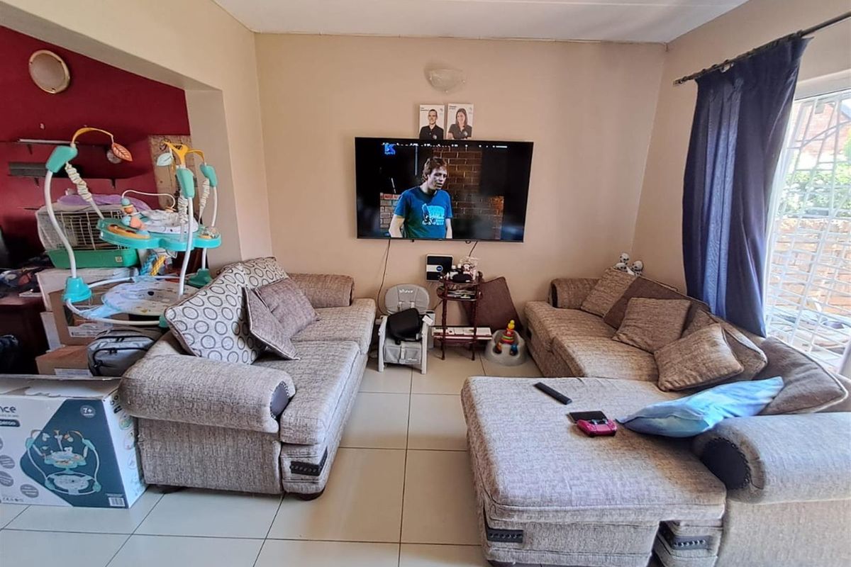 2 Bedroom Townhouse For Sale in Die Hoewes, Centurion - Photo 2