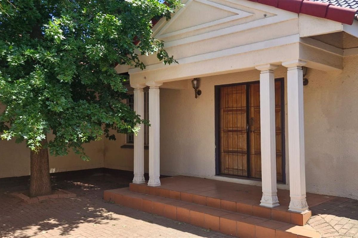 House with flat For Sale in Flamwood Klerksdorp North West - Photo 2